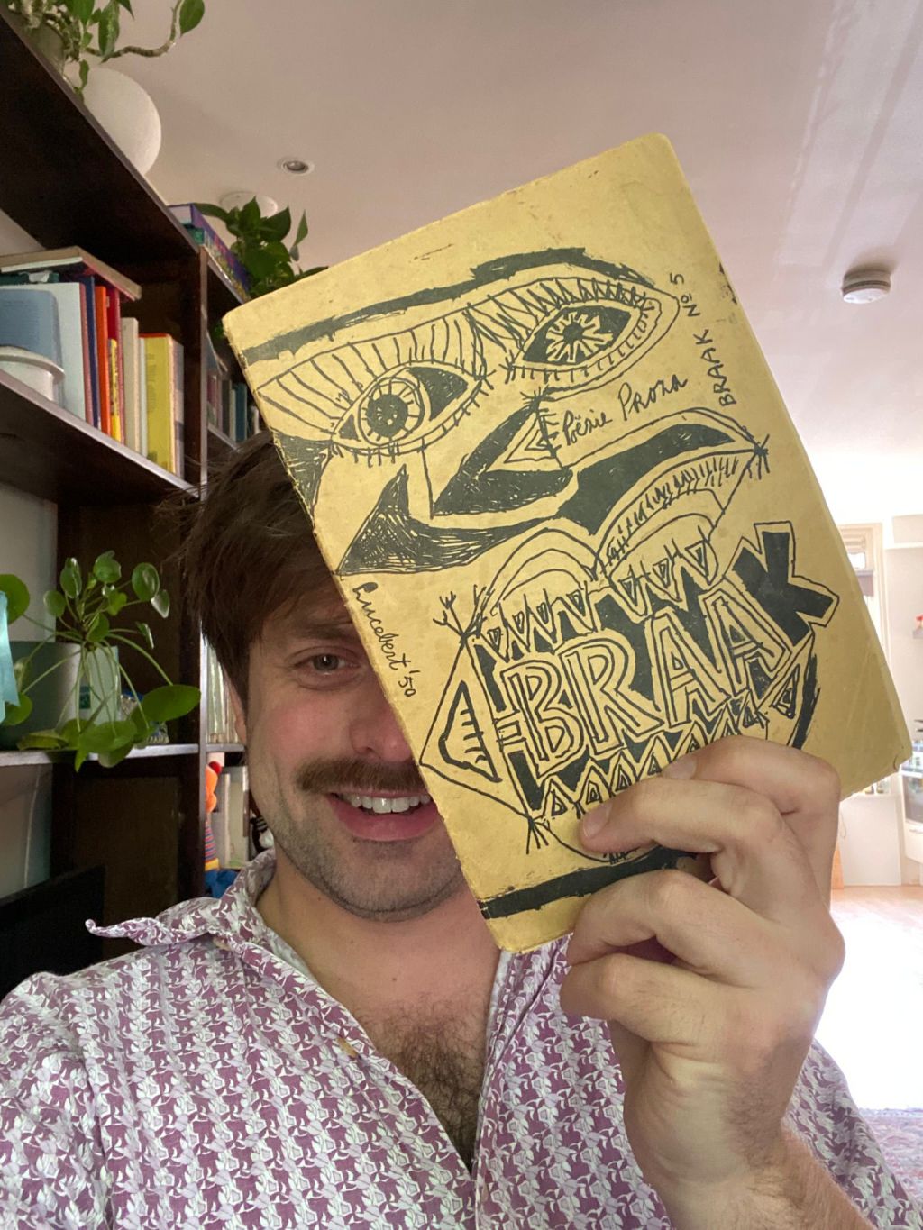 Foto van Joost Oomen die zijn exemplaar van Braak omhooghoudt.